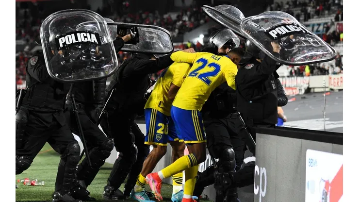 VIRAL MUNDIAL: el insólito objeto que un hincha de River le tiró a los jugadores de Boca