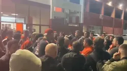 El tenso cruce de los hinchas de Independiente con los dirigentes tras la derrota contra Racing