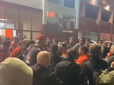 El tenso cruce de los hinchas de Independiente con los dirigentes tras la derrota contra Racing