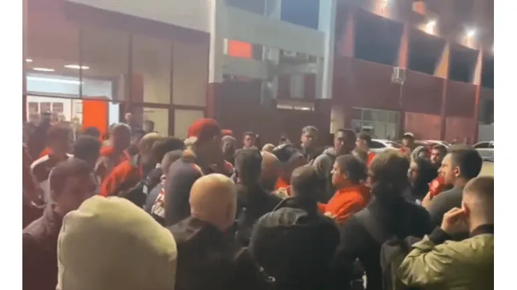 El tenso cruce de los hinchas de Independiente con los dirigentes tras la derrota contra Racing
