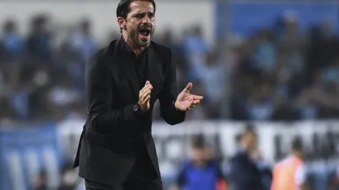 AVELLANEDA, ARGENTINA – MARCH 05: Fernando Gago head coach of Racing Club gestures during a match between Racing Club and Talleres as part of Copa de la Liga 2022 at Presidente Peron Stadium on March 5, 2022 in Avellaneda, Argentina. (Photo by Rodrigo Valle/Getty Images)