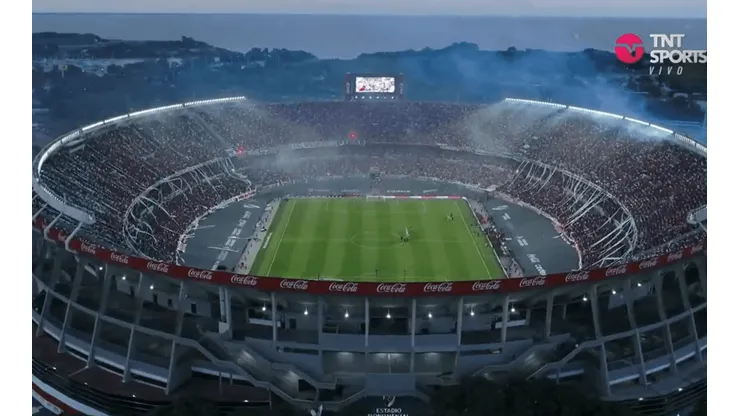 VIDEO | Como en Europa: los hinchas de River recibieron al equipo con un mosaico muy particular