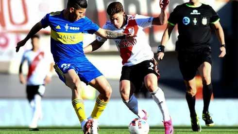 Campuzano y Álvarez disputan el balón en el último River - Boca (Foto: Getty).