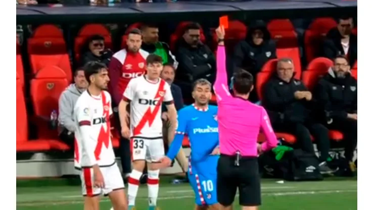 VIDEO | Le dijo de todo: Angelito Correa insultó al árbitro y vio la roja directa en España