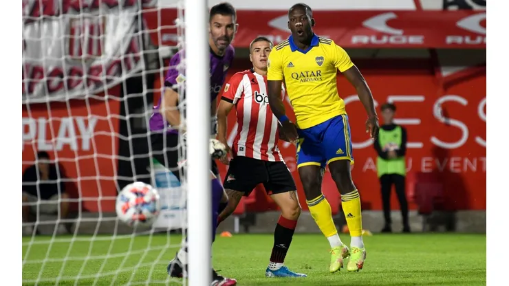 El futuro de Advíncula, ¿está lejos de Boca?