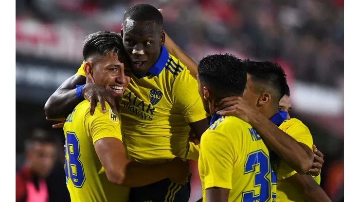 Todos abrazan a Luis Advíncula, autor del gol de la victoria de Boca en La Plata.