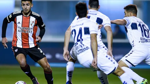 Santiago Simón lleva el balón en el último River – Gimnasia (Foto: Getty).