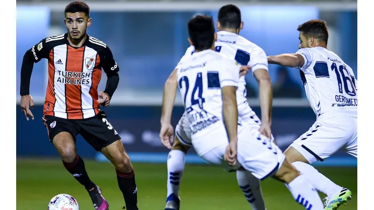 Santiago Simón lleva el balón en el último River - Gimnasia (Foto: Getty).