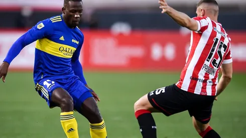Luis Advíncula disputa el balón en el último Estudiantes – Boca (Foto: Getty).