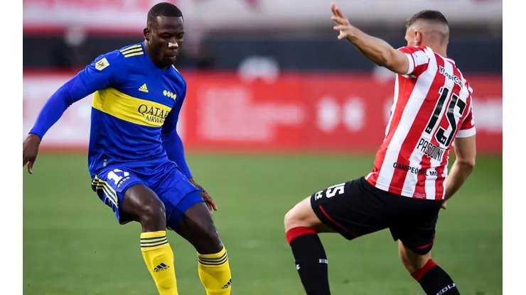 Luis Advíncula disputa el balón en el último Estudiantes - Boca (Foto: Getty).