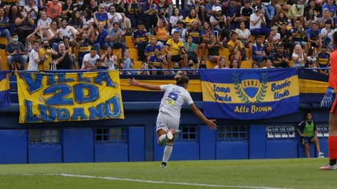 Andrea Ojeda de cara a su gente después de su gol.