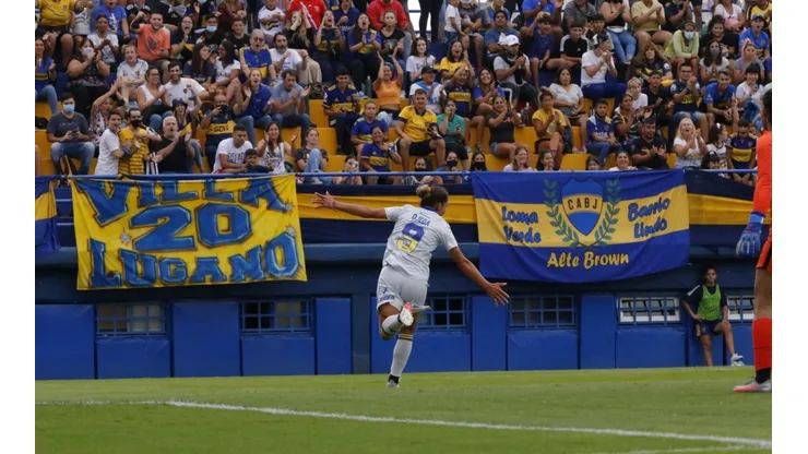Andrea Ojeda de cara a su gente después de su gol.