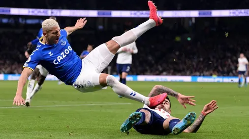 VIDEO | Patada brutal: Cuti Romero le dio con todo a Richarlison en la Premier League