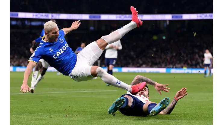 VIDEO | Patada brutal: Cuti Romero le dio con todo a Richarlison en la Premier League