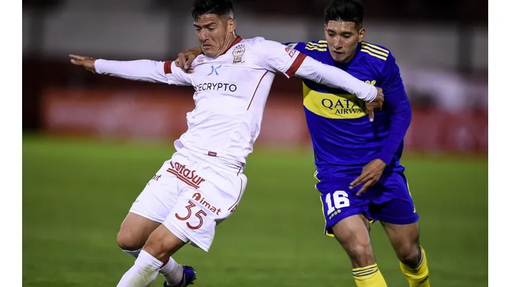 Molinas y Quílez disputan el balón en el último Boca - Huracán (Foto: Getty).