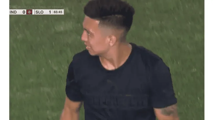 Alan Velasco se resbaló cuando quiso ejecutar un tiro libre e imitó a Martín Palermo.