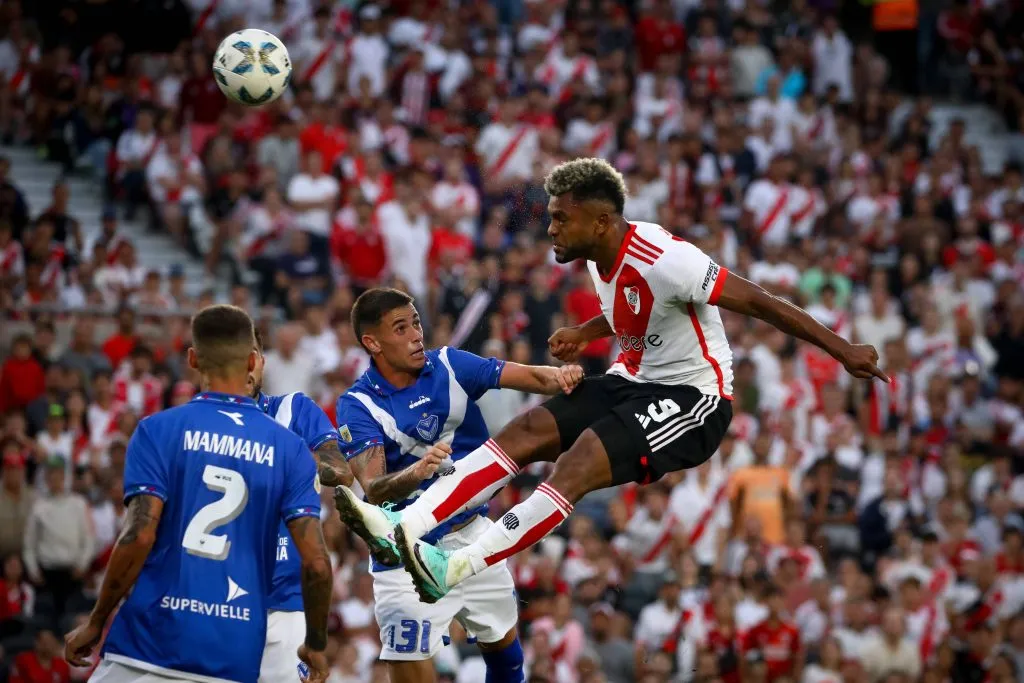 Gómez marca a Borja en la última visita de Vélez a River. (Foto: IMAGO).