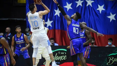 Carlos Delfino lanza, Colmenares intenta taparlo