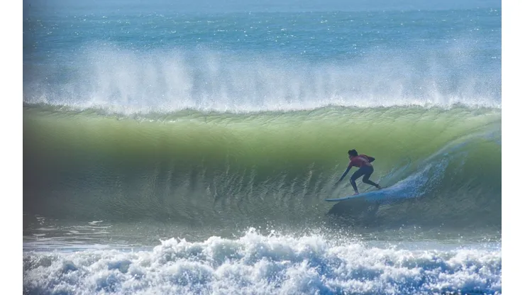 Ignacio Ruggiero, ganador en M18, surfea una ola mayor a dos metros.