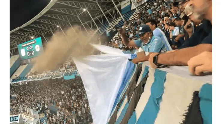 VIDEO | Tiró cenizas en la cancha de Racing y casi intoxica a toda la platea