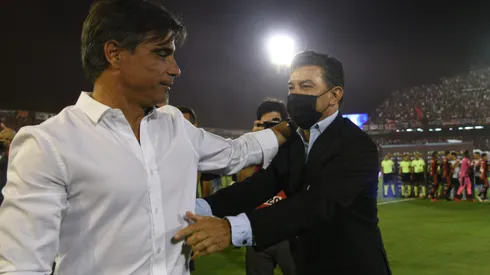 ROSARIO, ARGENTINA - FEBRUARY 20:Javier Sanguinetti manager of Newell´s Old Boys and Marcelo Gallardo manager of River Plate say hello previous a match between Newell´s Old Boys and River Plate as part of Copa de la Liga 2022 at Marcelo Bielsa Stadium on February 20, 2022 in Rosario, Argentina. (Photo by Luciano Bisbal/Getty Images)