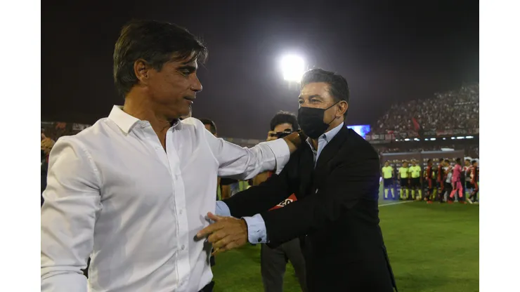 ROSARIO, ARGENTINA - FEBRUARY 20:Javier Sanguinetti manager of Newell´s Old Boys and Marcelo Gallardo manager of River Plate say hello previous a match between Newell´s Old Boys and River Plate as part of Copa de la Liga 2022 at Marcelo Bielsa Stadium on February 20, 2022 in Rosario, Argentina. (Photo by Luciano Bisbal/Getty Images)
