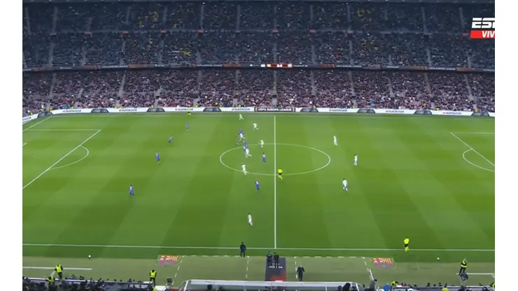 VIDEO | A Nápoli le tocó sacar del medio e hizo esta burrada en el Camp Nou