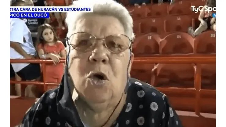 Todo Twitter enloqueció con esta abuela de Huracán que se fue al pasto con Leandro Díaz