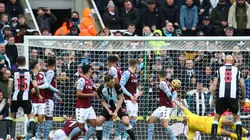 VIDEO | Desvío en Buendía y nada que hacer: el golazo que sufrió Dibu Martínez en la Premier