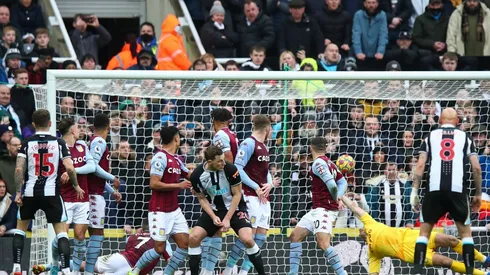 VIDEO | Desvío en Buendía y nada que hacer: el golazo que sufrió Dibu Martínez en la Premier