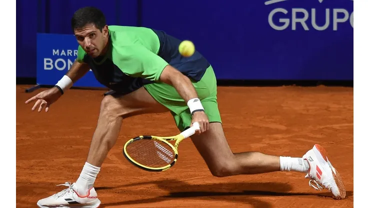 Delbonis, silbado por algunos en el Lawn Tennis.
