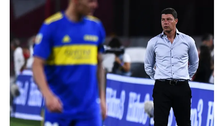 Tiene una cláusula de 50 millones de euros en Boca y se va libre.