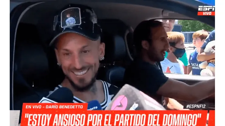 Pasó desapercibida: La frase de Benedetto mientras Izquierdoz hablaba de Villa