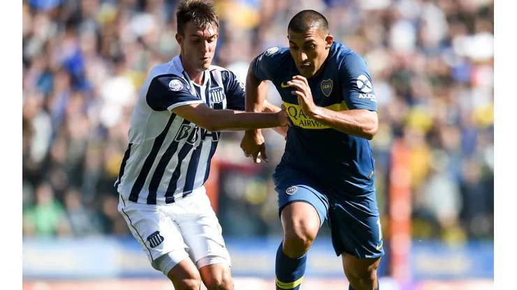 El ex Boca que se entrena en una plaza a la espera de su nuevo club. (Getty Images)