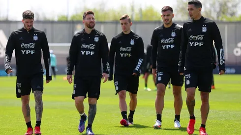 Messi, De Paul y Paredes miran el partido de la Selección Argentina por videollamada.