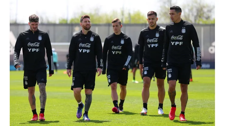 Messi, De Paul y Paredes miran el partido de la Selección Argentina por videollamada.