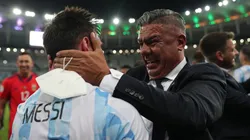 Claudio Tapia se tomó una foto abrazando al aire.