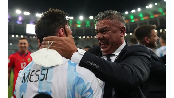 Claudio Tapia se tomó una foto abrazando al aire.