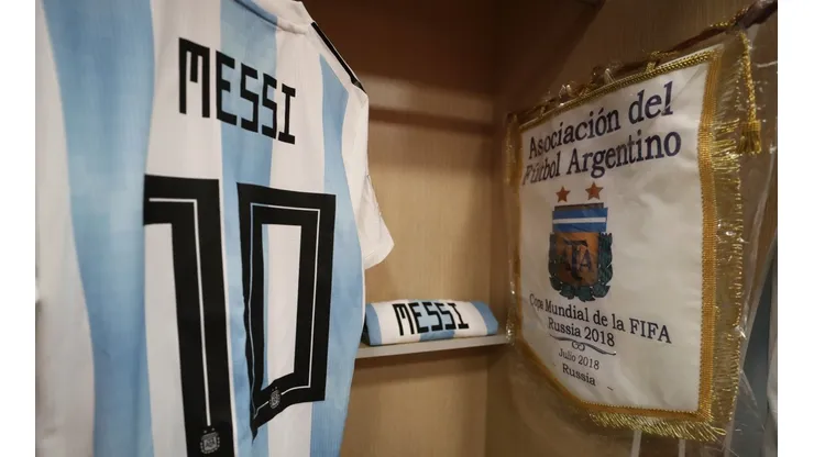 La camiseta de Cristian Pavón es la más pedida en las inmediaciones del estadio Mario Alberto Kempes.