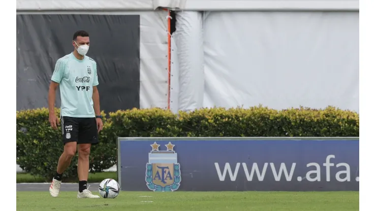 Scaloni confirmó que dos posibles reemplazantes de Messi no viajan a Chile por COVID positivo