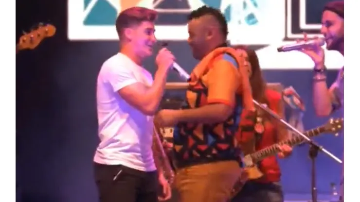 La rompe en el área y también en los escenarios: Julián Álvarez se le animó al micrófono