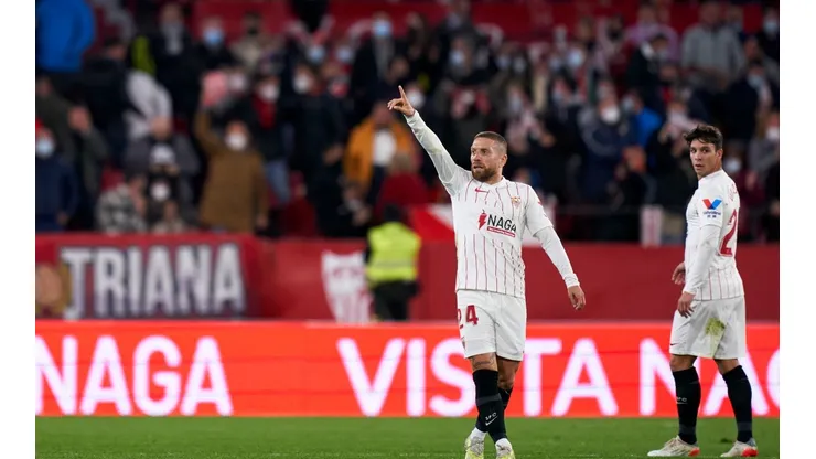 El Papu Gómez marcó un golazo para Sevilla.