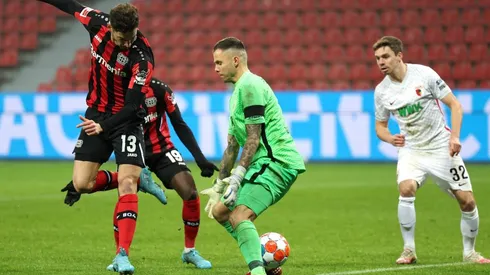 ¿El gol del año? Taco y caño de Lucas Alario en la goleada del Bayer Leverkusen. (Getty Images)