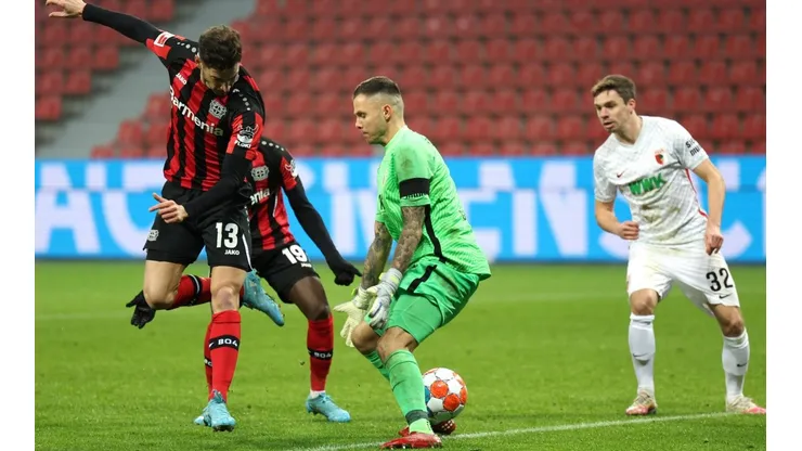 ¿El gol del año? Taco y caño de Lucas Alario en la goleada del Bayer Leverkusen. (Getty Images)
