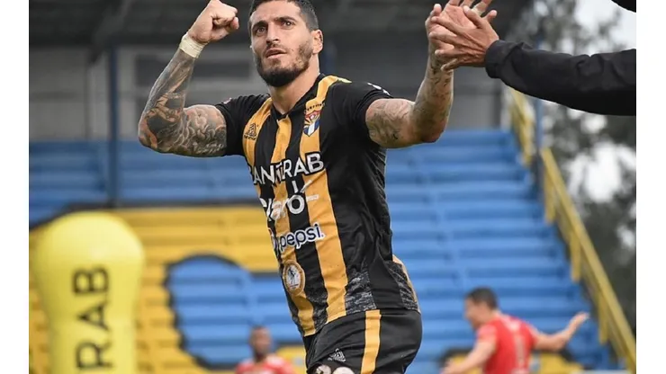 Fue goleador en Centroamérica, viajó a Inglaterra con Mauro Zárate y ahora volvió al país