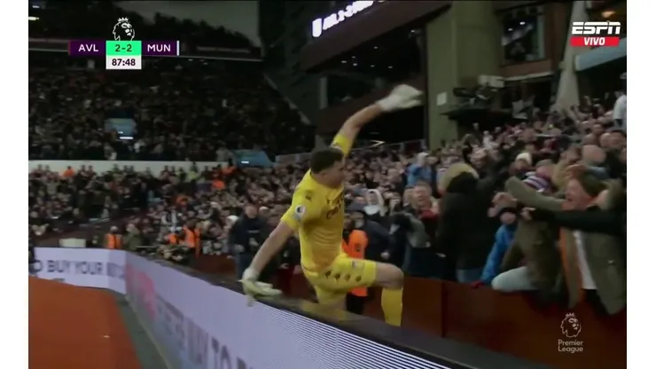 Dibu Martínez terminó abrazándose con el público de Aston Villa tras el empate sobre la hora ante el United.