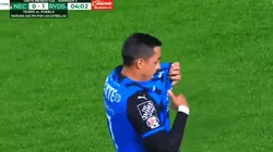 Rogelio Funes Mori quiso besarse el escudo, pero su camiseta no se lo permitió
