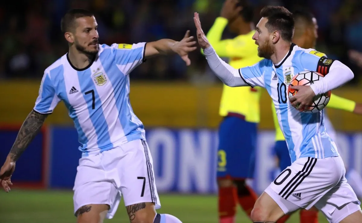 Darío Benedetto junto a Messi. (Getty Images)