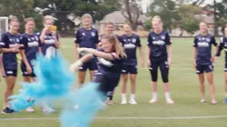 Así develó el sexo de su bebé con sus compañeras de equipo