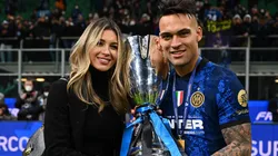 Lautaro y su esposa con la Copa. (Getty Images)